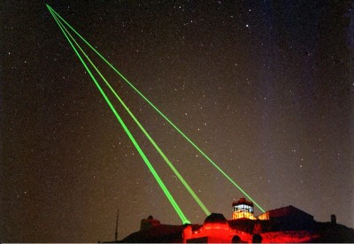 Starfire_Optical_Range_-_three_lasers_into_space1.jpg