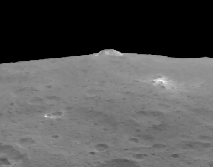 Ceres Lonely mountain 4500 km hoogte.jpg
