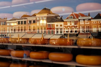 1024px-Delft_Reflected_in_the_Window_of_a_Cheese_Shop_(15903064881)1024.jpg